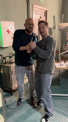 Hoe gaat het precies achter de schermen bij Code van Coppens? Staf en Mathias nemen je mee voor een exclusief inkijkje... 🤩 #codevancoppens | SBS 6