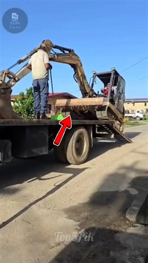 Incredible Skills: Excavator Self-Loading on Truck! 😱 #shorts