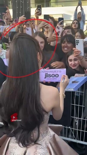 A girl started crying after getting jisoo's autograph🥹 #shorts #blackpink