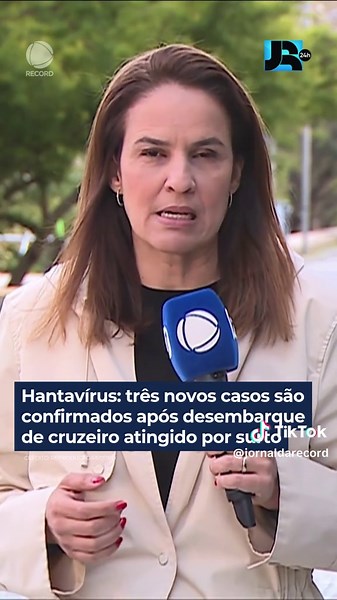 Três novos casos de hantavírus foram confirmados depois do desembarque de passageiros do cruzeiro atingido por um surto. Uma mulher francesa está em estado grave, em um hospital em Paris. Ela começou a passar mal no domingo (10), durante o voo com outros quatro franceses que estavam a bordo do navio. Outro caso confirmado é de um cidadão americano. Ele e mais 16 passageiros que não tiveram sintomas estão em quarentena, no estado de Nebraska. 👉 Veja essa e outras notícias em R7.com/JornalDaRecor