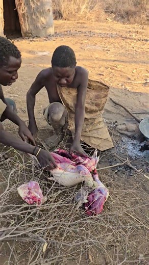 Chaabaa cooking big bird meat #chaabaa #dudukwe #Hadzabe