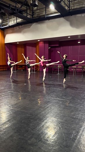 [ La danse des quatre petits cygnes ] 🦢 La danse des quatre petits cygnes est un passage emblématique du ballet Le Lac des cygnes de Tchaïkovski, chorégraphié par Marius Petipa et Lev Ivanov. Elle se déroule à l’acte I et met en scène quatre ballerines parfaitement synchronisées, exécutant des pas de bourrée et des mouvements tout en étant liées par les bras. Ce moment est célèbre pour sa précision technique et sa difficulté, tout en évoquant la délicatesse et l'harmonie des cygnes. Malgré son