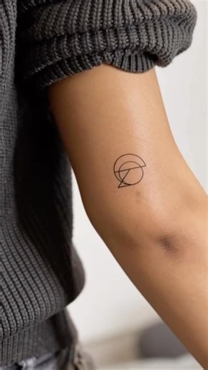 A Minimalist Name Design Hidden Within Geometric Fine Lines? #nametattoo #shorts #bodyart