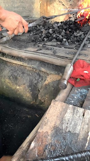 1K views · 162 reactions | Try to pay attention, the way this blacksmith gilds agricultural tools using this water method, a very interesting technique #blacksmithing #CulturalHeritage #senikerajinan #kerajinantangan #pandaibesitradisional #tv #Metalworking #metalart #blacksmith #anvil #fblifestyle #forging | Wendi Zainudin | Facebook