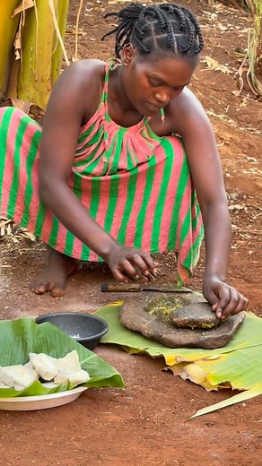 Ari women cook using natural ingredients, mostly grown in their own gardens. They use flat stones or large stones heated over a fire as a base for preparing traditional foods. They use them to roast grains, bake flatbreads, or prepare simple stews with vegetables, legumes, and local grains such as sorghum or corn. This ancient method preserves the authentic, natural flavor of the food. #inspirationofafrica | Quim Fàbregas