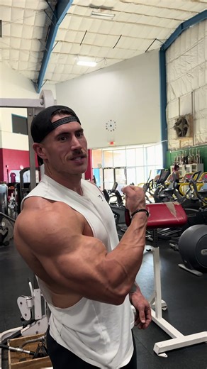 Objects in camera are larger than they appear 😉 #thanksgiving #bodybuilding #ifbbpro #classicphysique