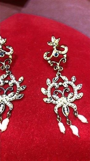 الجوهر على أقراط خرافية