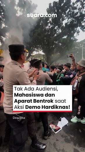 Aksi demonstrasi Badan Eksekutif Mahasiswa Seluruh Indonesia alias BEM SI saat peringatan Hari Pendidikan Nasional atau Hardiknas 2026 diwarnai kericuhan. Kericuhan terjadi antara mahasiswa dan aparat sekitar pukul 16.50 WIB saat massa mulai lakukan aksi bakar ban di kawasan Patung Kuda, Jakarta Pusat, Sabtu (2/5/2026). Aksi bakar ban ini langsung dipadamkan oleh aparat yang bersiaga membawa APAR. Pemadaman api ini berhasil membuat situasi kembali kondusif. Namun pada pukul 17.47 WIB massa yang