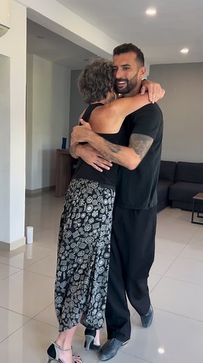 El abrazo es de lo más importante en el Tango. Gail nos permitió compartir un pedacito de su clase, donde estamos practicando técnicas y ejercicios para trabajar su abrazo. El abrazo lo es todo! Debe poder amoldarse a cada situación y sobre todo debe sentirse lindo, un buen abrazo te lleva al cielo 🥰 #tango #tangodance #tangoclass #tangopractica #tangowalk #tangopassion #milongueros #dancingathome | Tango Brigante