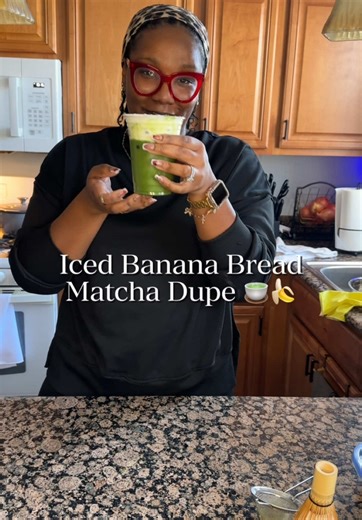 Let’s make a dupe of Starbucks iced banana bread matcha at home 🍵🍌 #coffeetok #coffeeathome #icedcoffeeathome #matcha #matchalatte #bananamatcha