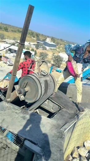 Tech Trick Tamil on Instagram: "🎨📱 | Photo-va oil painting-aa maathalaama? 😮😮 எப்படி Edit செய்வது? (Steps to Follow): 👇 1️⃣ Mobile-ல Google Gemini open செய்யவும். 2️⃣ உங்கள் photo-வை upload செய்யவும். 3️⃣ நான் கொடுக்கற prompt-ஐ paste செய்யவும். 4️⃣ கொஞ்சம் wait பண்ணுங்கள் ⏳ 5️⃣ உங்கள் photo oil painting style-ல ready! 💥 📝 Prompt எங்க கிடைக்கும்? 👇 🔹 Google Chrome open செய்யவும். 🔹 ‘AAVOT COM’ என்று search செய்யவும். 🔹 அந்த Website-ல் உள்ள Search Box-ல் ‘oil paint’ என்று தேடவும். 🔹 வர