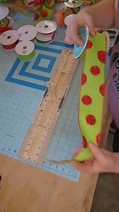 How to make a bow #howto #tutorial #bow #crafts #crafty #diy #decor #homedecor #wreathmaker | Southern Owls