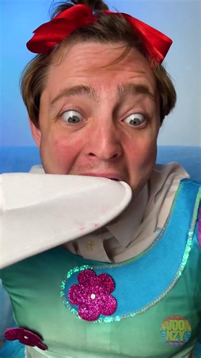 Endless Scroll: The Hilarious Struggle! 😂📱