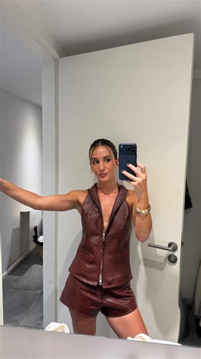 Julia Bianco on Instagram: "ROBANDO EL ESTILO A: Sofía Coelho 🫱🏼‍🫲🏾 si te gusta el street style tenés que conocerla SI O SI. • #estilo #streetstyle #sofiamcoelho #moda"