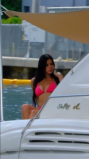 🌴😍 Stunning Yacht Babe Steals the Show! 📸✨
