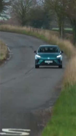 🔥 MG4 : la compacte électrique chinoise revient plus forte La MG4 électrique qu’on croyait enterrée après la suppression du bonus écologique revient avec une énorme mise à jour. Nouvel intérieur bien plus qualitatif, batteries plus grosses (jusqu’à 77 kWh et 545 km d’autonomie), et toujours la version XPower de 435 chevaux capable d’un 0 à 100 km/h en 3,8 secondes. MG ne veut plus être seulement la moins chère : elle veut devenir la meilleure. @mgmotorfr #voitureelectrique #mg4 #automobile #act