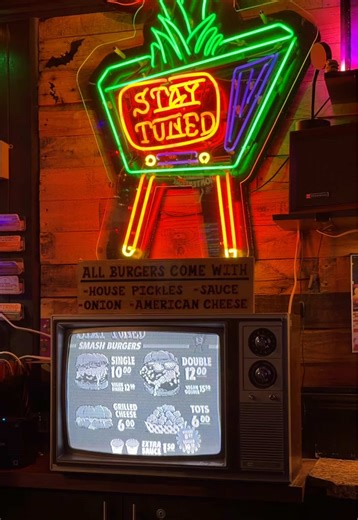 Stay Tuned Burger: Best Vegas Bar and Burger Combo