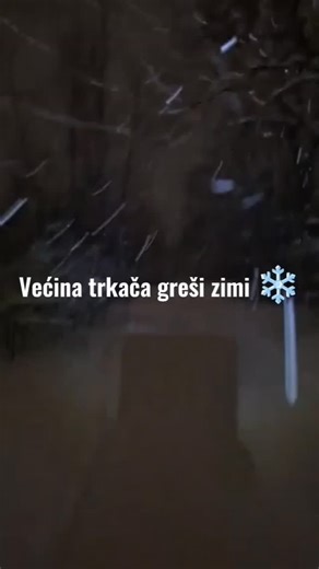 Simona & Zoran on Instagram: "Trčanje zimi ima svoje čari, ali zahteva pametan pristup. 1. Biraj teren pametno. Ako je minus i klizavo, teretana i traka mogu biti bolji izbor. Posebno za početnike – telo je već pod stresom zbog nove aktivnosti i dodatni stres hladnoće može dovesti do pada imuniteta. 2. Ostavite ego kod kuće. Zimi zaboravite na pace. U ovim uslovima on neće biti isti. Trčite po osećaju, opušteno i bez jurnjave sa satom. 3. Obucite se kako treba. Kapa, rukavice i bandana nisu luks