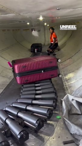 Inside the Boeing 737-800: Fast-paced baggage loading & ramp agent POV