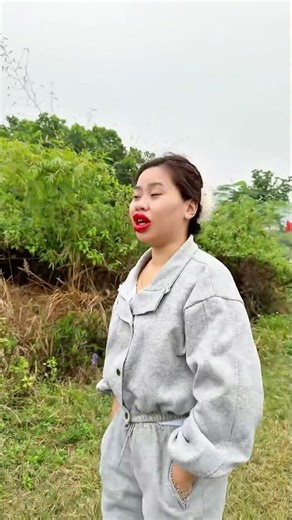 "A Strange Zombie Is Chasing Me!🧟💨😱”