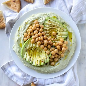 The creamiest Avocado Hummus! This recipe is so delicious and makes for the best snack or lunch. Keeps well for a few days in the fridge too! PRINT the recipe here: http://www.howsweeteats.com/2017/02/avocado-hummus/ | How Sweet It Is