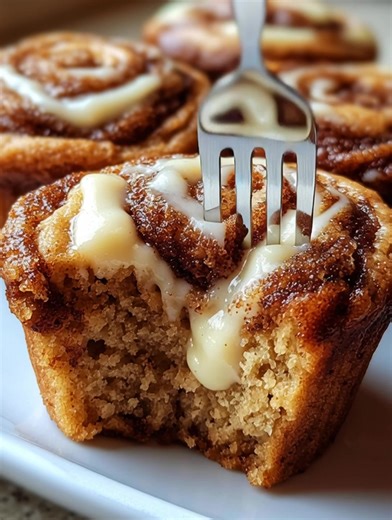 ✨🍩 Healthy Low-Calorie Cinnamon Roll Muffins with Creamy Centers Soft, sweet, and swirled with cozy cinnamon flavor—these muffins taste like a cinnamon roll but in a lighter, protein-packed form. The creamy yogurt centers make every bite extra indulgent without the guilt! Perfect for breakfast, a snack, or a healthy dessert. Ingredients (makes 6–8 muffins): For the Muffins: 1 ripe banana (mashed) ½ cup Greek yogurt 1 large egg 2 tbsp honey or maple syrup 1 tsp vanilla extract ¾ cup oat flour 1 