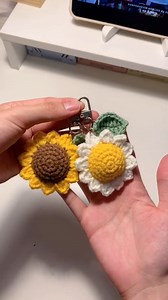 Crochet Sunflower Keychain 🌻🥰 #crochetsunflower #sunflowers #sunflowerkeychain #keychain #crochetkeychain #sunflower #crochetpattern #crochet #crochetlove #crocheting #crochetinspiration | Crochet Nature