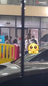 4.6K views · 726 reactions | Yibo got off work late at night in the pouring rain. Look at him bow at the DDU staff before leaving though. Always such good manners. Take a good rest babie. 蠟 | 퐖퐀퐍퐆 퐘퐈퐁퐎 王一博 | Facebook
