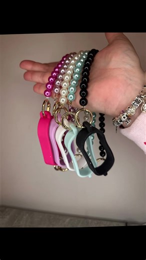 Our new tumbler accessory 👀 The perfect way to finish off your tumbler 👏🏻 These only fit our kids snowglobes, tall sports lid snowglobes, and 16oz tumblers 💜💜💜 More colours on the way🚚 Will be listed on the website today to add to your basket ‼️ Or DM if interested 🫶🏻 #fyp #smallbusiness #beads #strap #snowglobetumbler