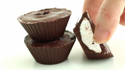 Mallocups with marshmallow, coconut, and chocolate. Easy, yet cute and delicious! It's lazy girls' choice for Valentine's Day Get the recipe >> http://eugeniekitchen.com/mallo-cup/ | Eugenie Ma