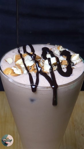 Making the Perfect Munch Max Milkshake 🥤 #asmr #chocolate