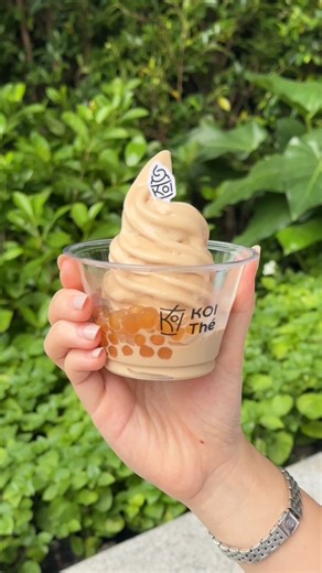☺️ ลิ้มรส Golden Bubble Milk Tea รูปแบบใหม่ ที่เปลี่ยนไปอยู่ใน ถ้วยของไอศกรีม 🍦soft serve ! มีที่สาขา Central Park เป็นที่แรก 🎉 ☺️ ไอศกรีมซอฟต์เสิร์ฟชานม อร่อยเข้มข้น~ สัมผัสความหวานมัน หอมกลิ่นชา Assam Black Tea ของรสชานม Signature 🌱 ไปพร้อมๆกัน~ เมนูเเนะนำ 🍦 Golden Bubble Milk Tea Soft Serve 🍦 Biscuit Milk Tea Soft Serve 🧡 พิเศษ! สามารถใส่ A little bit bubble ได้ฟรี ( เลือกผสม Topping ได้สูงสุด 2 อย่าง ) 🧡 📍 Central park ชั้น G 🕙 เปิดให้บริการ จ-อา : 10.00 - 22.00 น. #KOIYourDailyBeat