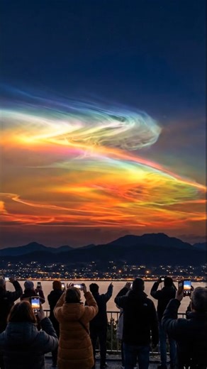 IRIDESCENT SKY BURST Rainbow colors… 📍 Alaska (Fairbanks area) This is cloud iridescence .. when sunlight passes through tiny water droplets or ice crystals and the light spreads into bands of color (like a natural prism). It usually shows up near sunrise or sunset, especially when the clouds are thin and high. | AstroNature