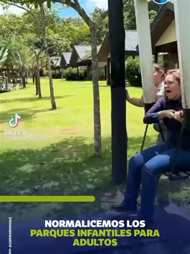 ¡Juegos para grandes! Así se divirtieron estas dos personas en un columpio que funciona con el peso de ambos al girar. ¿No se ve un poco riesgoso? #Humor #Divertido #Aventura