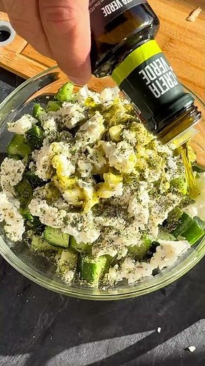 Insalata di melone verde, cetrioli, feta e menta🌱🥄🤤 #sebastianfitarau