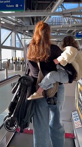 Baby on one arm, stroller on the other 💪💕 Thanks to Clic's compact fold and carry strap, travels with your little explorer is a breeze. #SilverCross #SilverCrossClic #stroller #travelstroller | Silver Cross