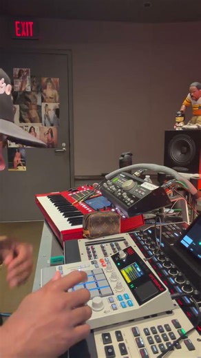 Jermaine Dupri Making a Beat on the Akai MPC Sample