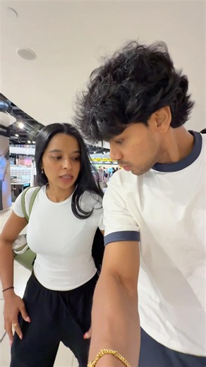 ඇයි Yash එයාගෙ phone එක මගෙන් අහන්නේ, I can’t understand…..😂😂