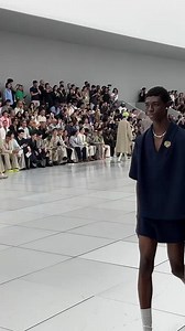 Coup de théâtre au défilé Dior lors de la #parisfashionweek. Les mannequins sont sortis du sol, par des trappes cachées, avant de fouler le podium l'un après l'autre ! 💫 Retrouvez tous les détails du défilé de Kim Jones ci-dessous. 📌 https://trib.al/xhjmOP2 | Vogue France