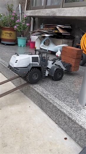 627K views · 10K reactions | RC Wheel Loader Loaded Bricks | RC World | Facebook
