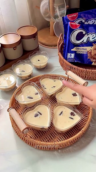 CREAM-O PUDDING GANACHE✨ (Idea Menu Pudding/Jualan) Kalau suka makan pudding, korang kena buat yang ni!! Sangatlah sedap & tak boleh berhenti makan. Letak sekali topping chocolate ganache tu memang ngam! Sesuai sangat buat untuk berbuka atau hidangan raya nanti jugak tau!😍 confirm tetamu suka!! Korang boleh buat dalam bekas pudding kecik-kecik tu jugak. Dapat lagi banyak👍🏻 Bahan-bahan: Pudding: - 2 tin susu cair - ⁠3 tin air - ⁠1/2 tin susu pekat manis - ⁠1 tsp esen vanilla - ⁠10g serbuk agar