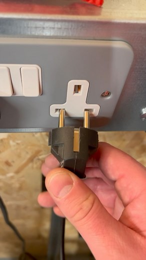 eFIXX on Instagram: "How To Instantly Improve Your European Plug🔌 - Schuko to UK No need to rewire a European plug. Here’s a quick way to convert a Schuko European plug to fit a UK 13A socket. The upgrade even adds a dedicated fuse! #plug #ukplugg #socket #uksocket #electrician #electricians #electrical #electricianslife #sparks #sparky #sparkylife #tips #toptips #wiring"