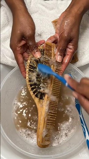 How to clean dirty combs and hairbrushes?