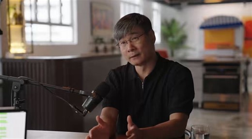 今天这个近期爆红的华裔大 V 翻车的视频在外网炸了。这位姜教授（其实不是教授，之前是北京一个高中老师）是近期在中国互联网上特别走红的一个加拿大华裔，微博等地方粉丝很多，以分析预测地缘政治观点而走红，比如特朗普胜选和美国战争之类。他的观点里尤其喜欢搞一些阴谋论，包括夸大共进会、光明会等影响，但很对国人胃口，大量媒体自媒体都在转发，还有文章称他是“最近互联网上最性感的男人”。但这次他在与 Jack Neel 的博客里暴露了自己的认知短板，结果不但让主持人忍不住笑喷，还引起了全网群嘲。他干了啥？他笃定自己的阴谋论说 BTC 是美国CIA 操纵的，还一个劲质问到底比特币的服务器在哪里🤣🤣🤣他的这个翻车有多搞笑呢？举个例子：他就像是在汽车刚出来的时候非要说汽车肯定是用了黑魔法。为什么呢？因为这汽车根本没有马呀，你告诉我马在哪儿呢？没有马为什么这个车能跑呢？这有阴谋🤣明显他对去中心化没有一点概念，也从来没有看过比特币白皮书，但就是能根据自己贫瘠的认知搞出 CIA 操纵的阴谋论并大肆宣扬。就有这么离谱，这波简直是丢人丢到家了。现在我终于理解为什么有那么多人一直攻击比特币了。因为很多所谓的学者