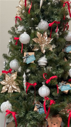 Taylor Custom Rings on Instagram: "GIVEAWAY CLOSED! Thank you to all who entered! ✨💌 We’ve teamed up with four other incredible San Diego–based businesses to bring one lucky winner the ultimate San Diego Holiday Indulgence Giveaway 🎄✨ Enter in the comments for your chance to win: ✨ Petite Baguette Diamond Earrings from @taylorcustomrings ($400 value) ✨4 Orchestra Seats to Opening Night of SIX presented by @broadwaysd ($400 value) ✨ A Classic Wrap Flower Subscription for the New Year from @nati