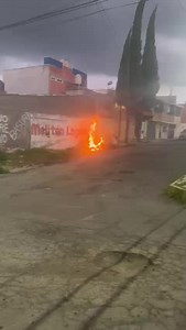 #DenunciaCiudadana En plena vía pública de la Loma Xicohténcatl, en Tlaxcala, vecinos realizan quema de residuos. Los hechos se registraron a la altura de la calle 21, sobre el Bulevar del Maestro. | Cuarto De Guerra Tlaxcala