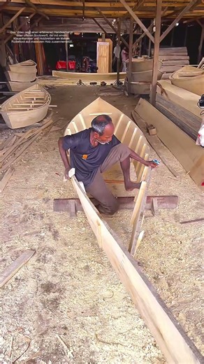 Holzboot entsteht: Wie ein Zimmermann mit Hammer und Brettern ein Boot formt