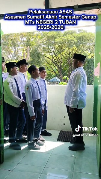 Pelaksanaan Asesmen Sumatif Akhir Semester (ASAS) berbasis Computer Based Test (CBT) di MTs Negeri 2 Tuban berlangsung dengan tertib dan penuh kesadaran. Sejak tiba di ruang ujian, para peserta didik membiasakan diri memberikan salam dan bersalaman dengan pengawas sebagai bentuk penghormatan dan penanaman adab yang baik. Sebelum ujian dimulai, peserta didik menerima kembali telepon genggam yang telah disiapkan oleh panitia untuk digunakan sebagai media CBT. Dengan arahan pengawas, mereka memasuk
