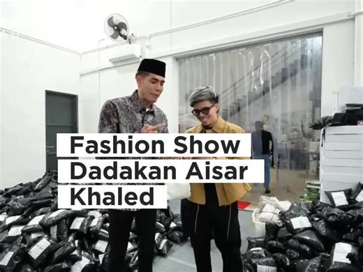 Aisar menunjukkan bakatnya saat masih menjadi model tahun 2018 dengan melakukan catwalk atau fashion show singkat di dalam kantornya. [YT: AH Channel] @Atta Halilintar #attahalilintar #aisarkhaledd #fashionshow #catwalk
