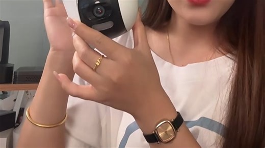 无线双摄监控，一机双视角，客厅卧室都能盯，安装简便，远程查看更安心。